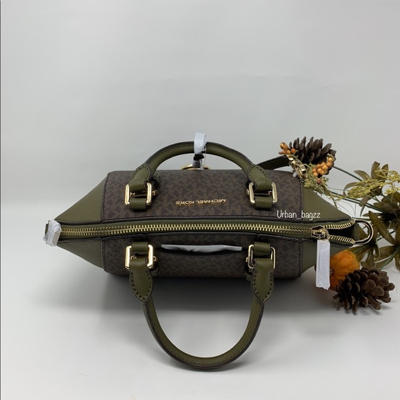 Michael Kors Ciara Medium Messenger - Picture 5 of 8